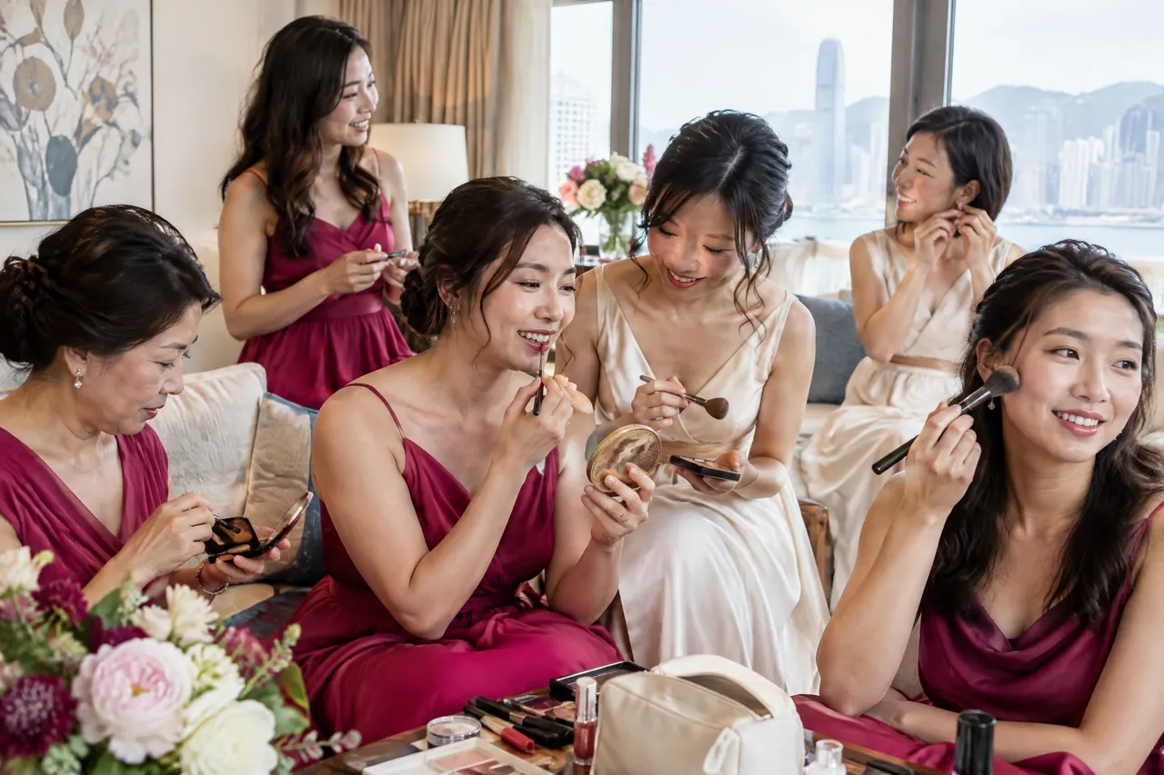 香港姊妹及長輩妝髮:姊妹在婚禮早上準備妝髮,原創視覺示意