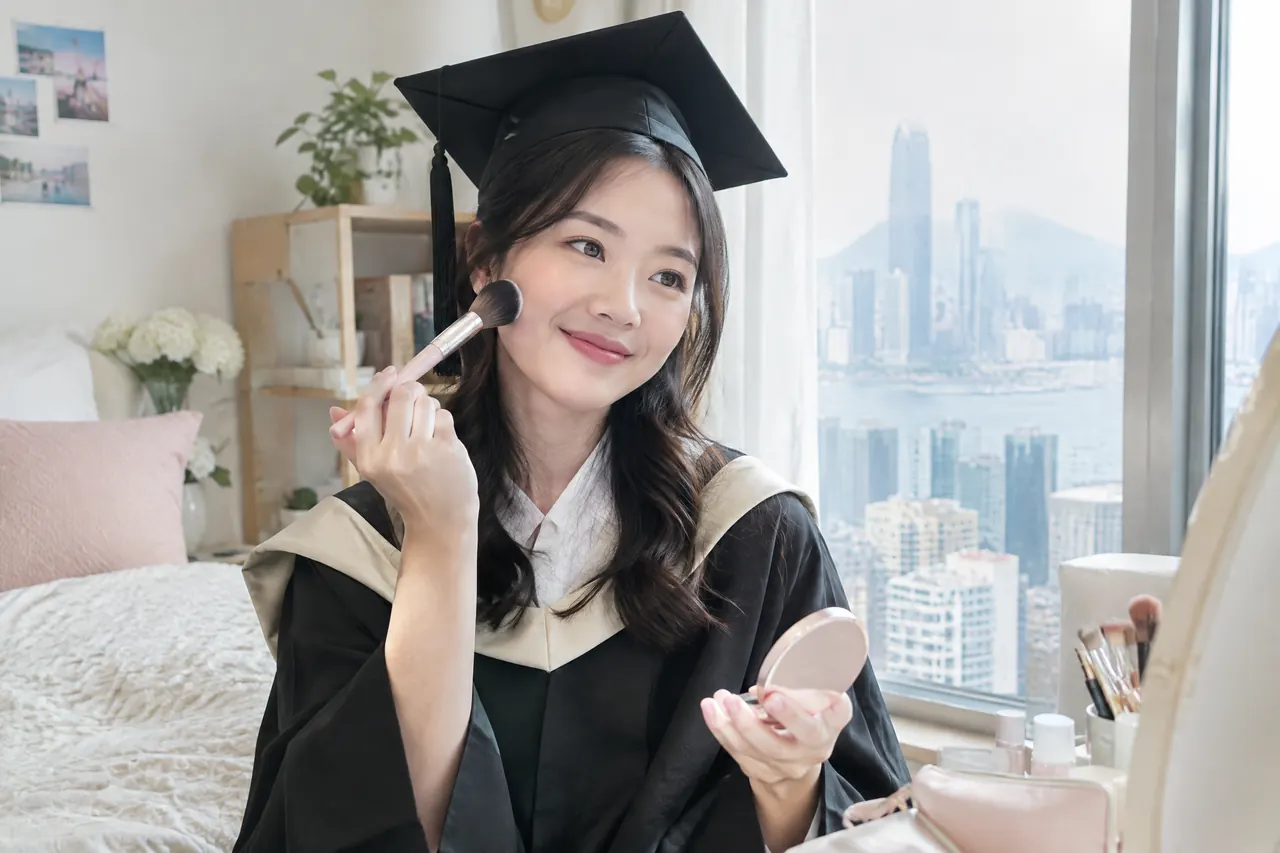 香港宴會與活動妝髮：畢業照片拍攝前的自然妝容，原創視覺示意