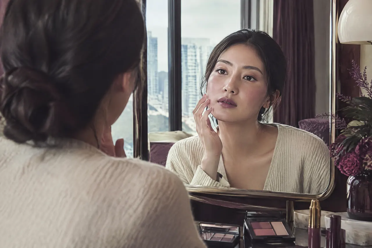 香港妝容風格靈感：鏡前比較日常自然妝感，原創視覺示意